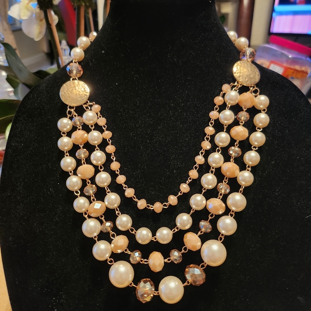 Gorgeous necklace pearls